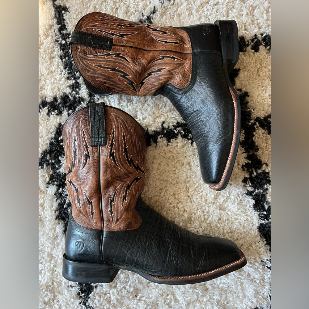 LIKE NEW! 𝐀𝐑𝐈𝐀𝐓 𝐀𝐫𝐞𝐧𝐚 𝐑𝐞𝐛𝐨𝐮𝐧𝐝 Men’s 𝐖𝐞𝐬𝐭𝐞𝐫𝐧 𝐁𝐨𝐨𝐭
